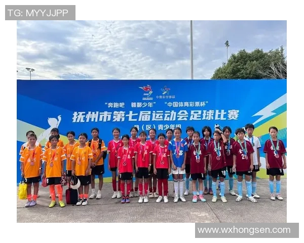 足球球星观看中国小男孩踢球视频并给予高度评价,展现体育精神与国际友谊